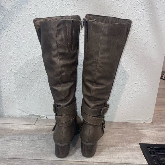 Women's Knee High Heeled Boots - Picture 7 of 10